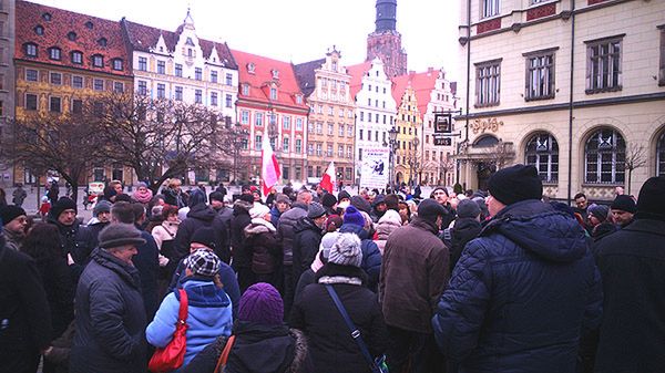 Protest frankowiczów na wrocławskim Rynku. "Byliśmy oszukiwani przez banki"