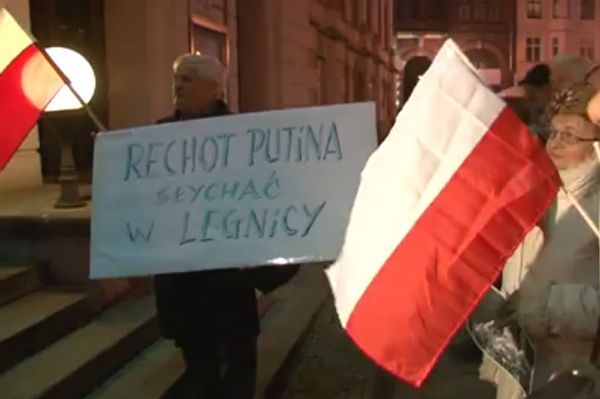 Protest w Legnicy przeciwko spektaklowi "Spisek smoleński"