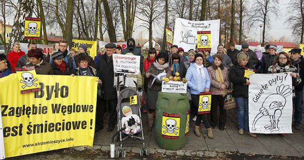 Toksyczne odpady z Salwadoru przypłyną do Polski. Mieszkańcy Dąbrowy Górniczej protestują