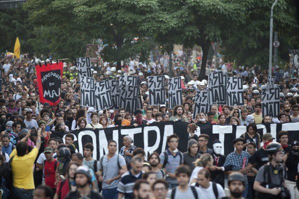 Protest przeciwko podwyżce cen biletów na transport miejski w Sao Paulo