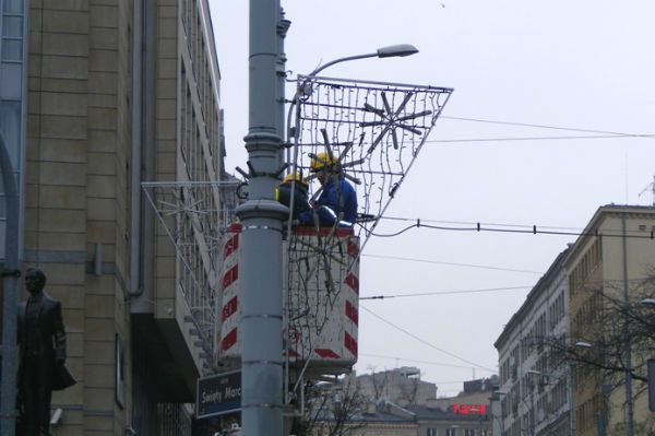 Poznań już montuje świąteczne oświetlenie ulic