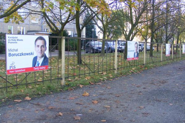 Plakaty kandydata PiS zalały Piątkowo. Czy to zgodne z prawem?