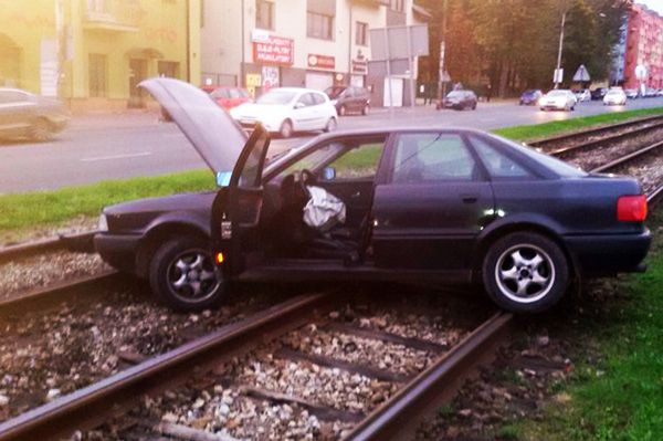 Rozpędzone auto zatrzymało się na... torowisku tramwajowym