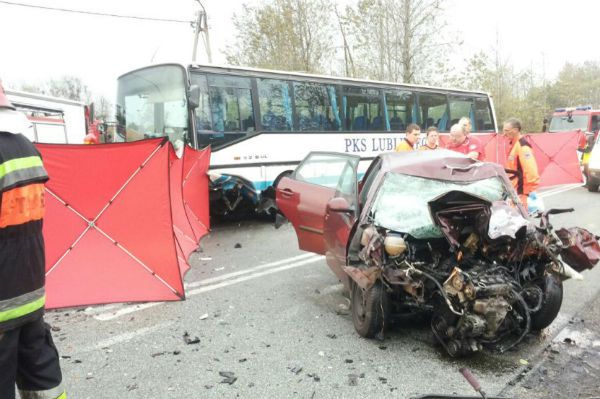 Śmiertelny wypadek w Miasteczku Śląskim. Osobówka zderzyła się z autobusem