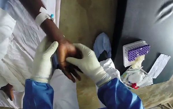 "Jedni płaczą z bólu, inni odchodzą po cichu". Film z oddziału dla zakażonych Ebolą w Liberii