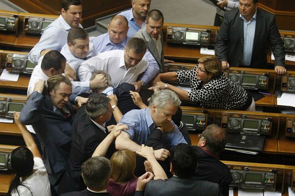 Bójka w ukraińskim parlamencie i delegalizacja komunistów