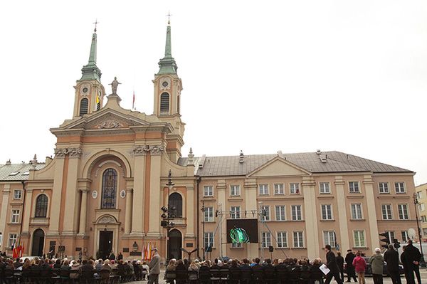 Kapelan wojskowych służb ks. płk Robert Mokrzycki zawieszony po przeszukaniu CBA