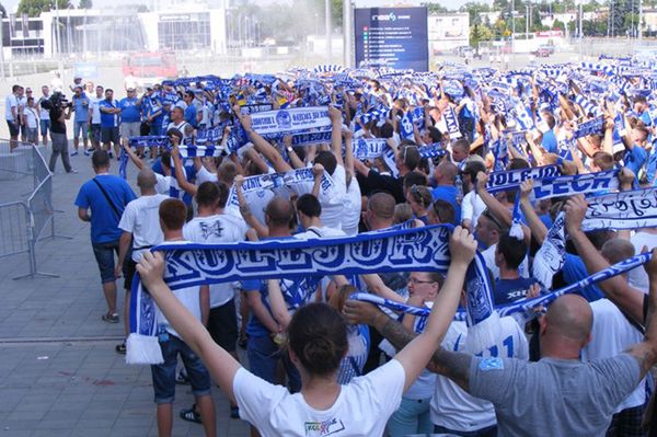 Kuriozum w Poznaniu. Kibice oglądali mecz przed zamkniętym stadionem