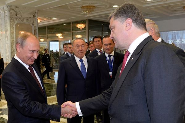 Mińsk: Petro Poroszenko i Władimir Putin uścisnęli sobie dłonie