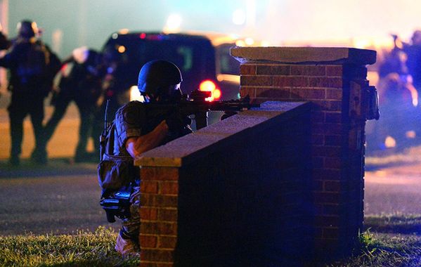 Zamieszki w Ferguson. Policja uzbrojona za bardzo?
