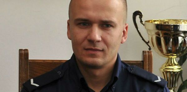 Bohaterski czyn. Policjant uratował niedoszłą samobójczynię