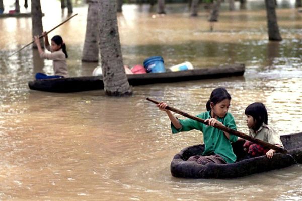 17 ofiar śmiertelnych powodzi w Kambodży, ewakuowano tysiące osób