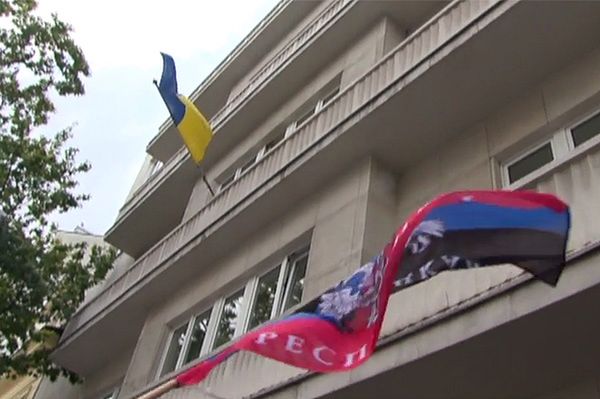 Prorosyjski protest przed ambasadą Ukrainy w Warszawie