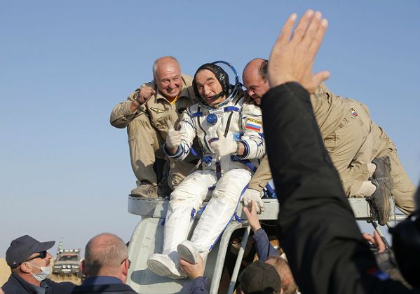 Po roku w kosmosie rosyjscy członkowie załogi ISS powrócili na Ziemię