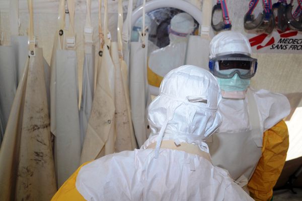 Bunt w centrum leczenia Eboli w Liberii. Grupa chorych uciekła