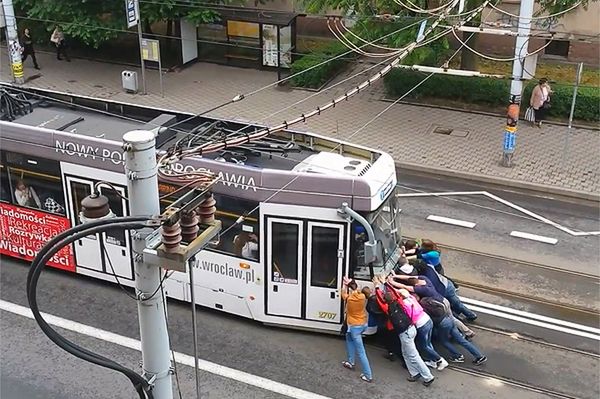 Pasażerowie musieli pchać tramwaj we Wrocławiu. Jest reakcja MPK