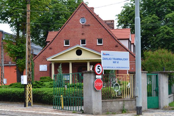 Oni zbudują Centrum Historii Zajezdnia. Co dalej z bazą Dąbie?