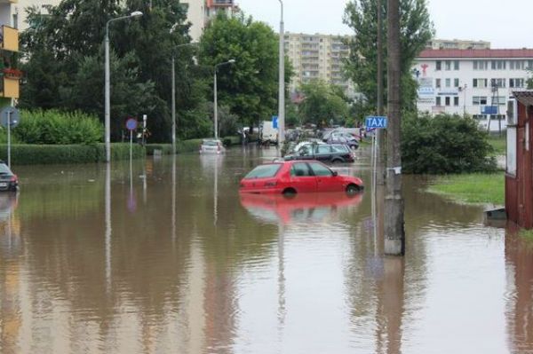 Mieszkańcy Krakowa walczą z podtopieniami