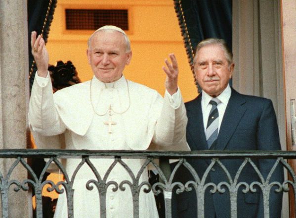 Jan Paweł II a dyktatorzy: zasługi i kontrowersje