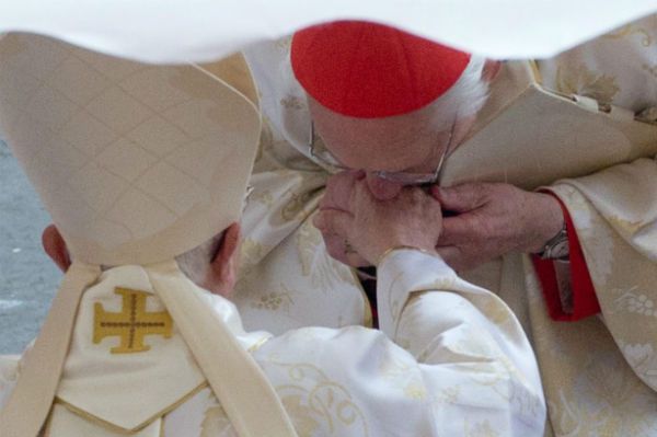Dwóch papieży na mszy kanonizacyjnej. Franciszek ucałował Benedykta XVI