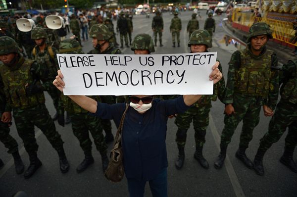 Wojskowy pucz w Tajlandii - nowe pieniądze w walce ze starymi