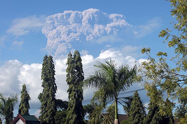 "Spektakularna erupcja wulkanu Sangeang Api". Ruch lotniczy sparaliżowany