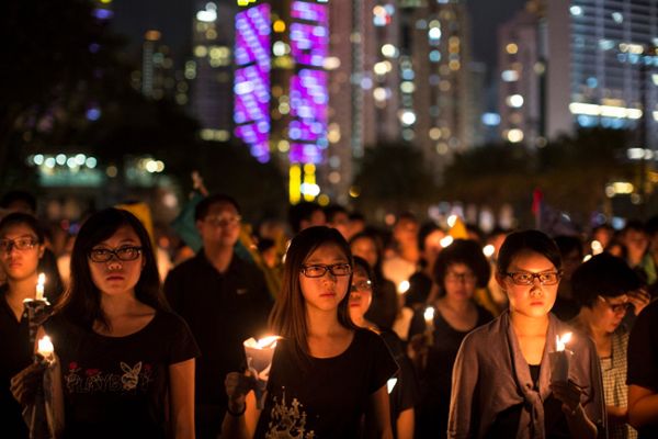 100 tys. osób w Hongkongu upamiętniło masakrę z Tiananmen