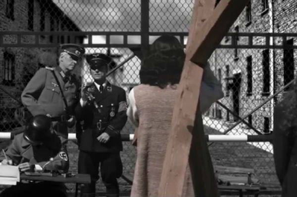 Jezus pokonujący Drogę Krzyżową w Auschwitz. Kontrowersyjny film w sieci