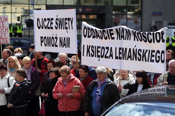 Warszawa: protest przed kurią przeciw zamknięciu kościoła w Jasienicy