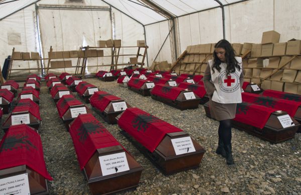 Kosowo: szczątki 46 ofiar serbskiej armii przekazano rodzinom