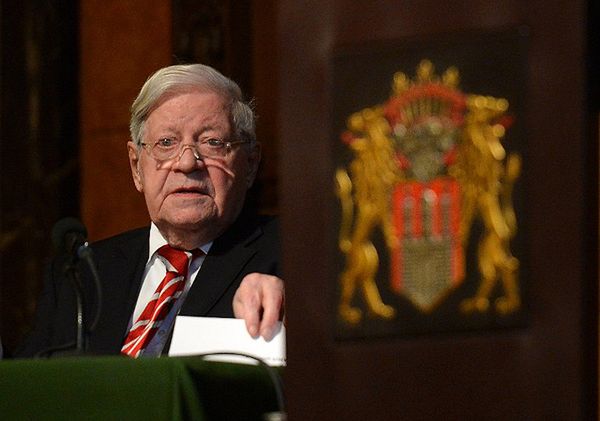 Były kanclerz Helmut Schmidt broni polityki Putina wobec Krymu. "Sankcje to głupota"