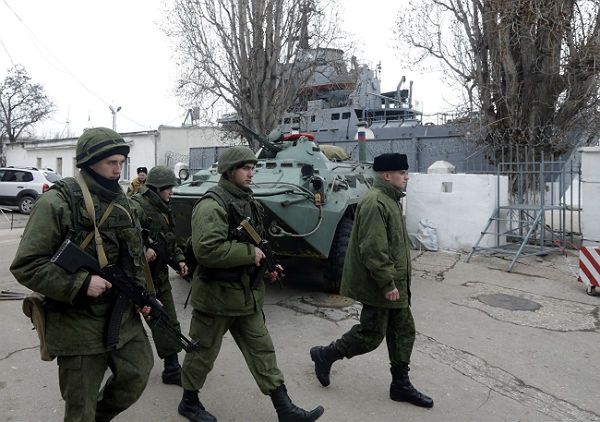 Rosjanie ciągle blokują obiekty wojskowe na Krymie