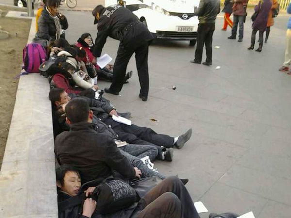 Dramatyczny protest w Chinach - 12 ludzi wypiło pestycydy