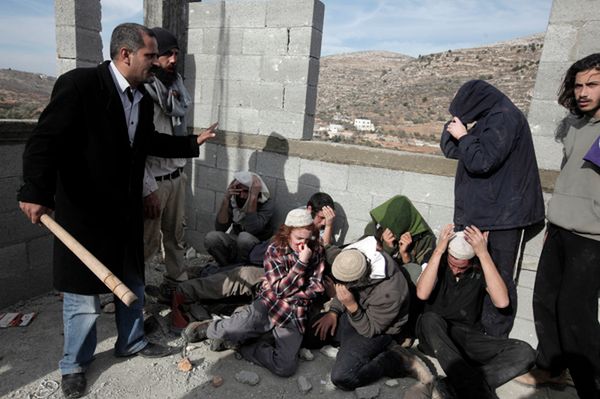 Palestyńscy chłopi w samoobronie "aresztowali" izraelskich osadników