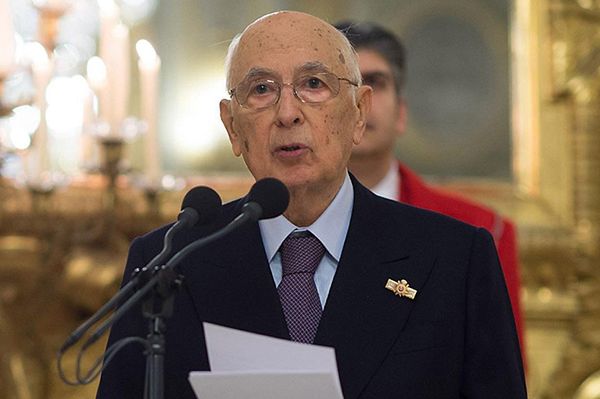 Prezydent Włoch Giorgio Napolitano wygrał z protokołem: zamiast fotela ma krzesło