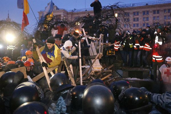 "Rzeczpospolita": Paczki i stypendia dla Ukraińców