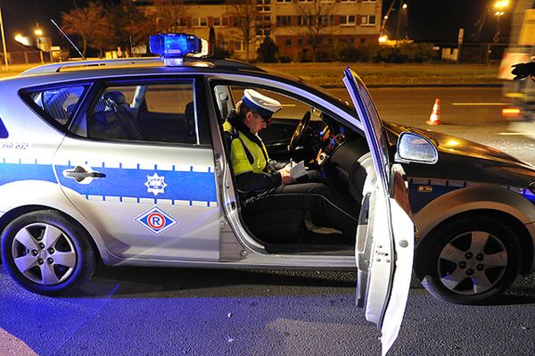 Chcieli wyładować złość. Zniszczyli 15 samochodów