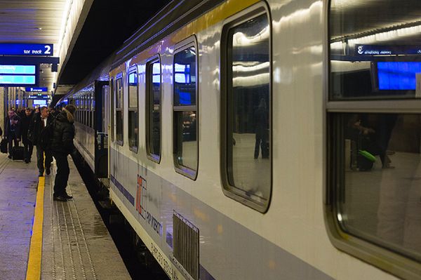 Dwa pociągi wiozące ok. 500 pasażerów utknęły pod Bochnią