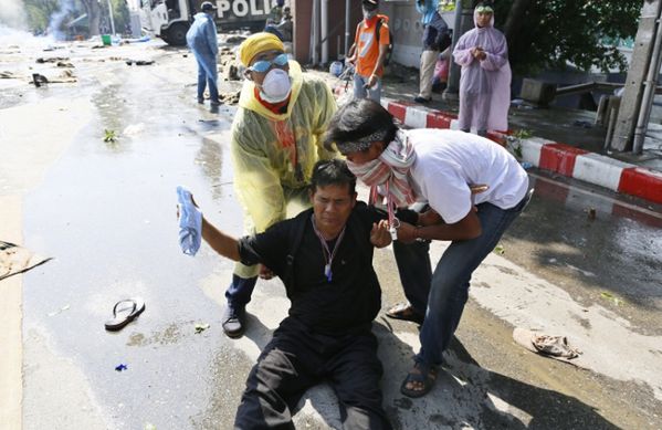 Tajlandia: kolejny dzień starć policji z protestującymi w Bangkoku