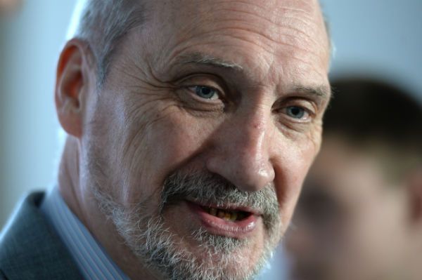 Antoni Macierewicz o zdjęciach ze Smoleńska: niech premier powie, co go tak rozśmieszyło