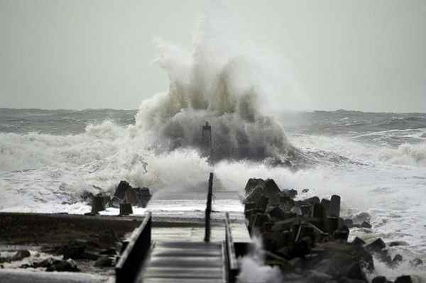 Chaos na morzu, torach i w powietrzu - huragan paraliżuje Europę