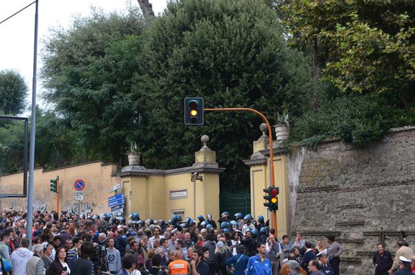 Protesty podczas uroczystości pogrzebowych Ericha Priebkego we Włoszech