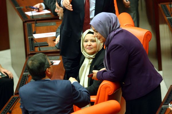 Turcja: deputowane w islamskich chustach pojawiły się w parlamencie