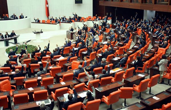 Bijatyka w tureckim parlamencie na posiedzeniu komisji sprawiedliwości
