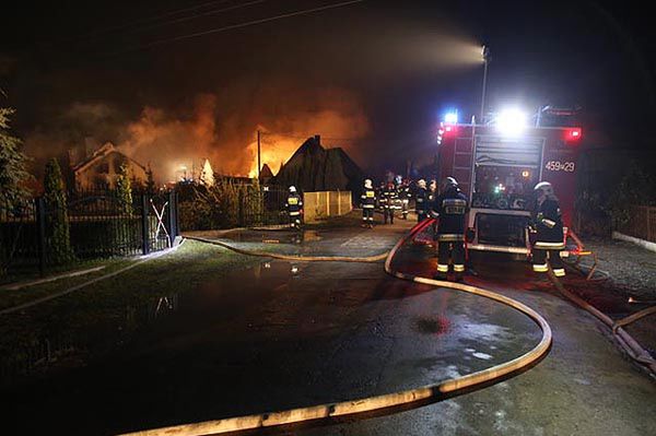 Po wybuchu gazu w Jankowie Przygodzkim strażaków czeka całonocna praca