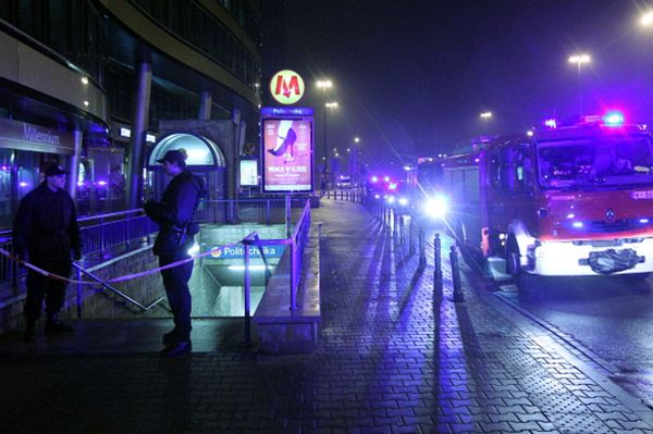 Ewakuacja stacji metra Politechnika po pożarze pociągu w Warszawie
