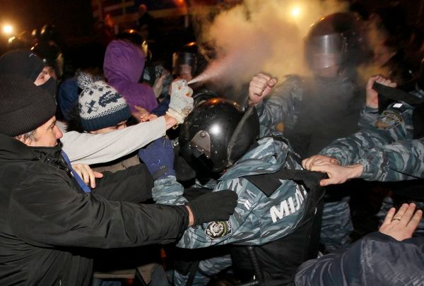 Nocne starcia demonstrantów z milicją na Ukrainie