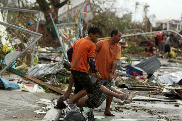 Według Czerwonego Krzyża ofiar tajfunu Haiyan na Filipinach może być ok. 1200