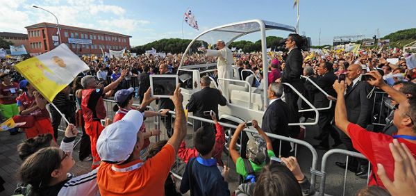 Papież Franciszek: nie można pomagać biednym z arogancją i chełpić się tym