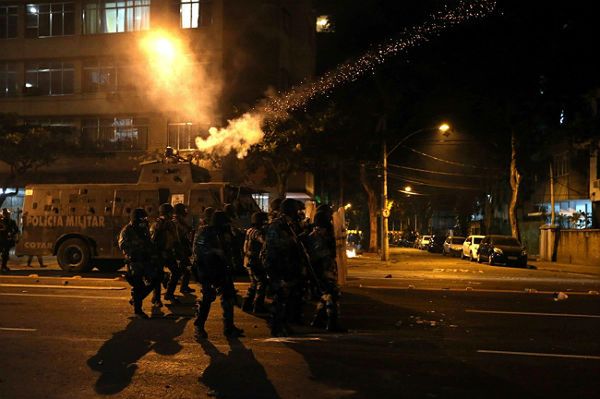 Antyrządowe protesty w pobliżu stadionu w Rio de Janeiro